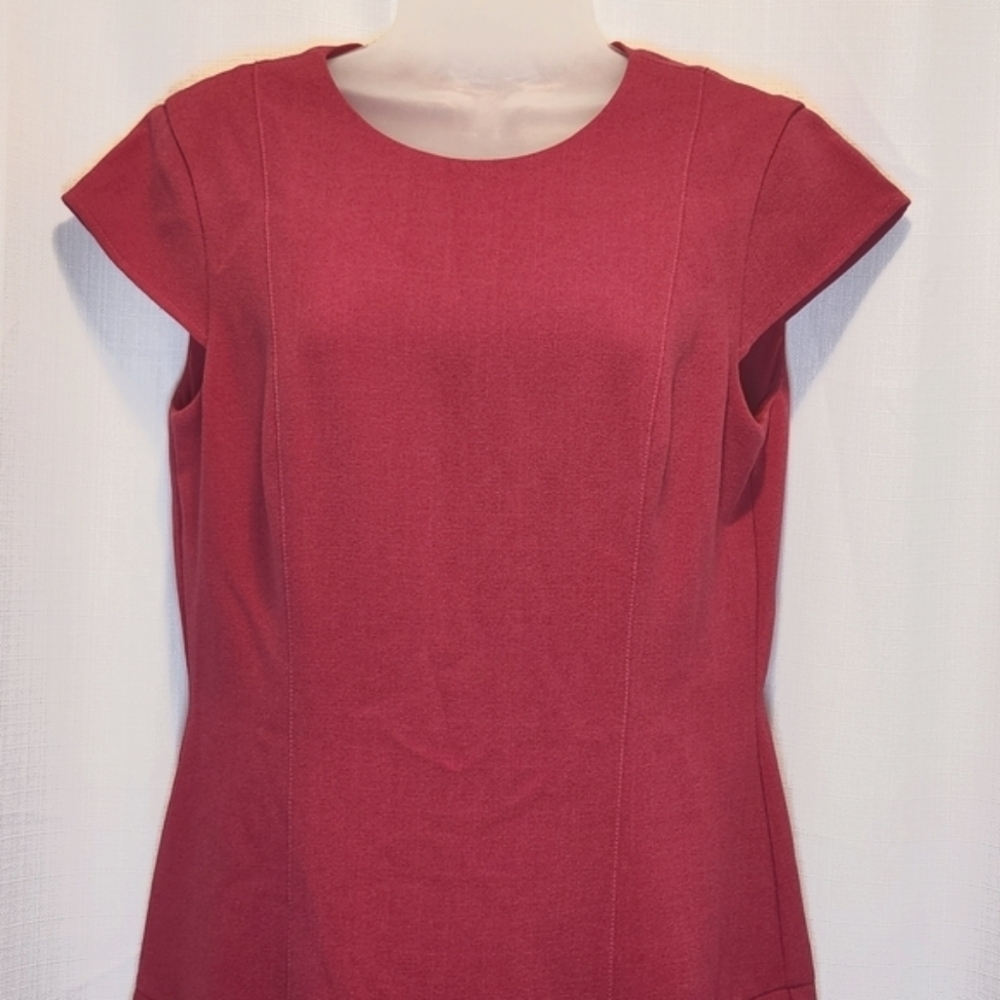 Eliza J Fuchsia Pink Tiered Ruffled Hem Sheath Crepe Cap Sleeve Dress Size 10P - Picture 4 of 10
